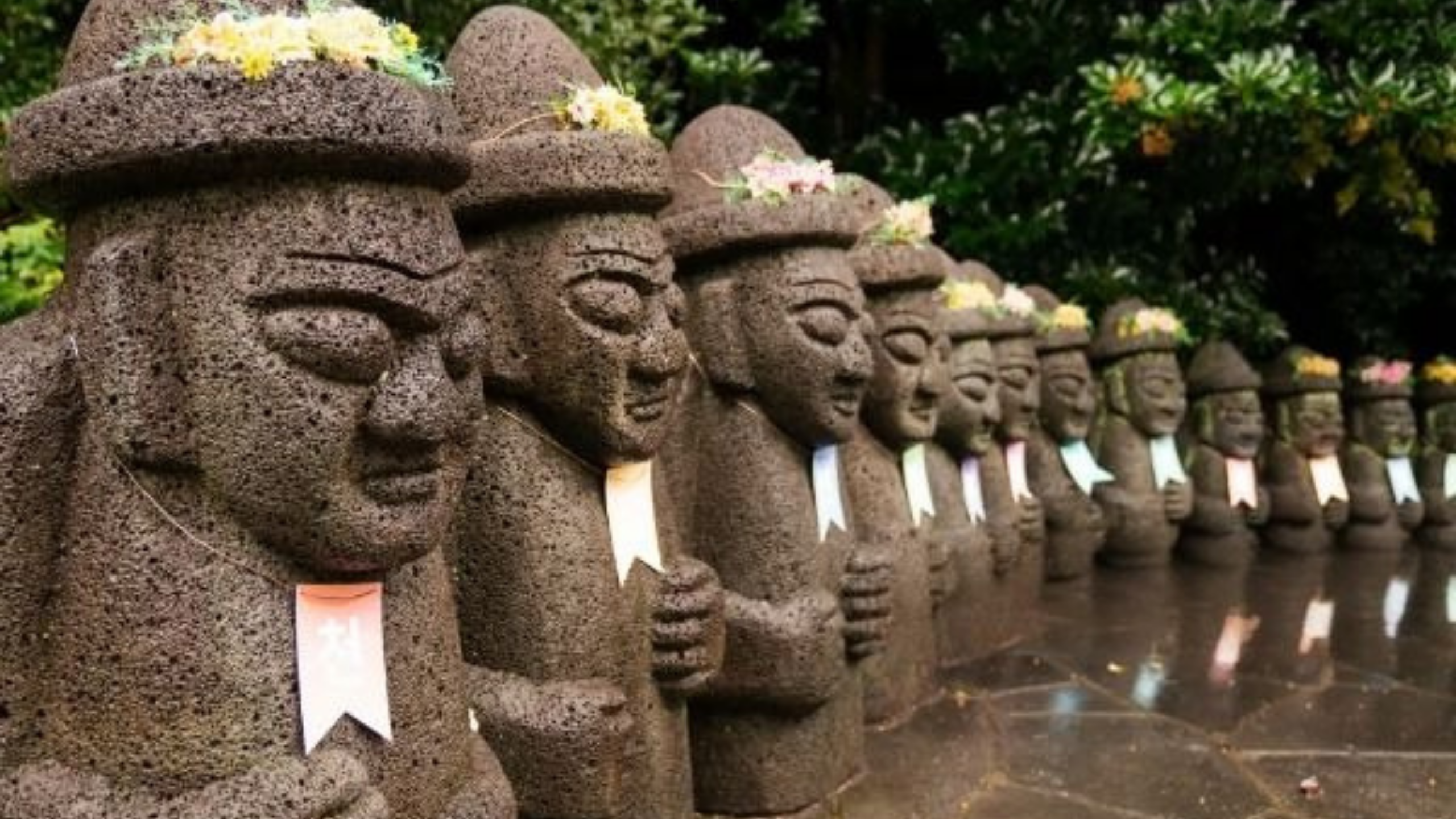 Dolhareubangs o abuelos de piedra de isla jeju