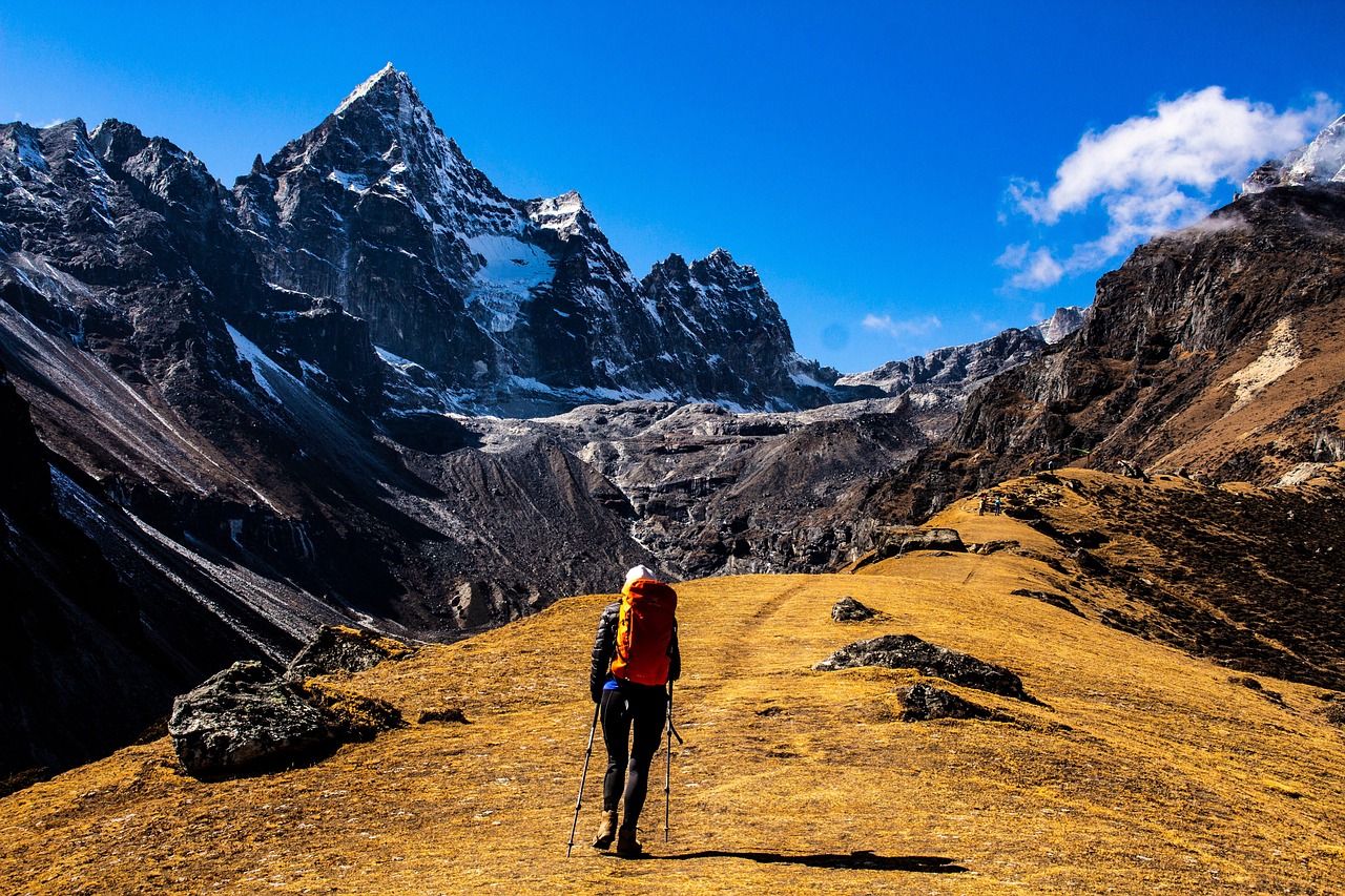 Escalar el Monte Everest en la cordillera del Himalaya, un desafío extremo para los aventureros.