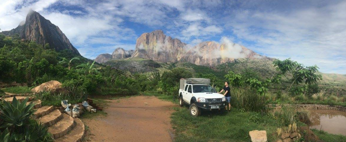 Camioneta 4x4 en un paisaje selvatico con montañas