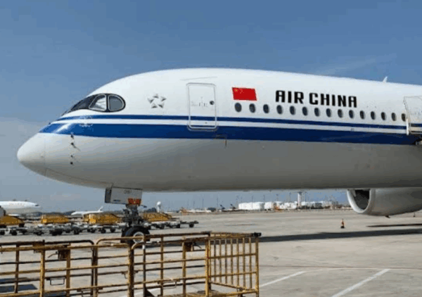 Avión de la aerolinea air china estacionado en el anden