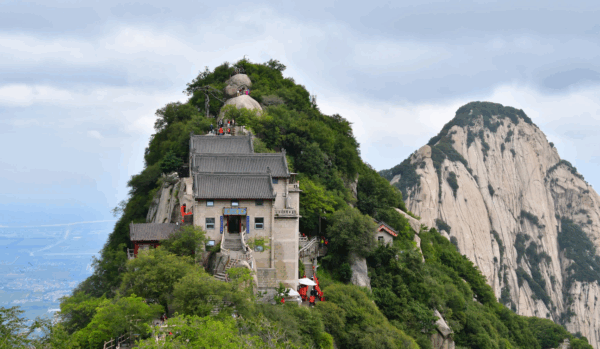 Templo en la cima de uno de los picos de la montaña huashan