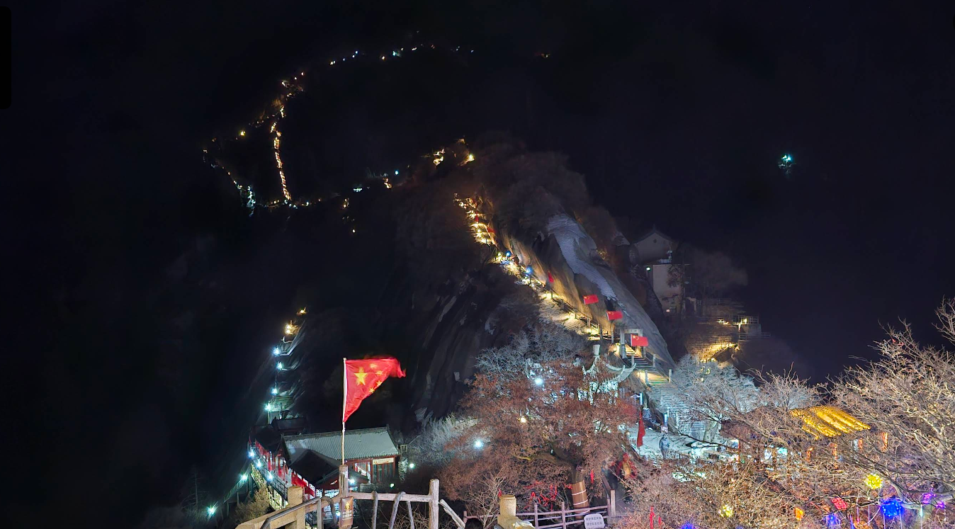 sendero de la cima de la montaña huashanpor la noche vista desde el aire