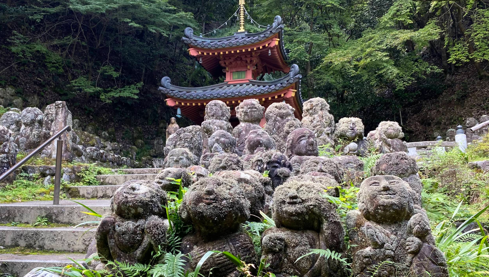 estatuas de rakan hechas de piedra en la entrada al templo Otagi Nenbutsuji en kioto
