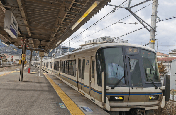 tren en el anden de la estacion Saga-Arashiyama en kioto