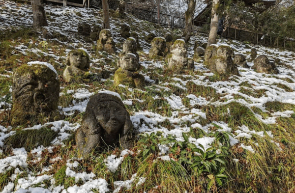 Estatuas de rakan del templo Otagi Nenbutsu-ji cubiertas de nieve