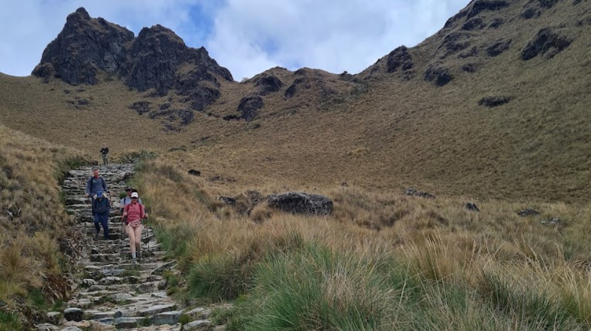 Turistas recorriendo el Camino Inca