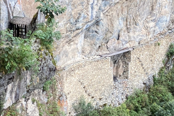 Camino hacia el Puente Inca