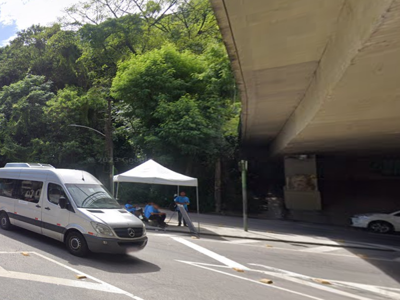 Anfitriões do Cosme Velho en la isla situada en el cruce de Ladeira dos Guararapes y Rua Cosme Velho