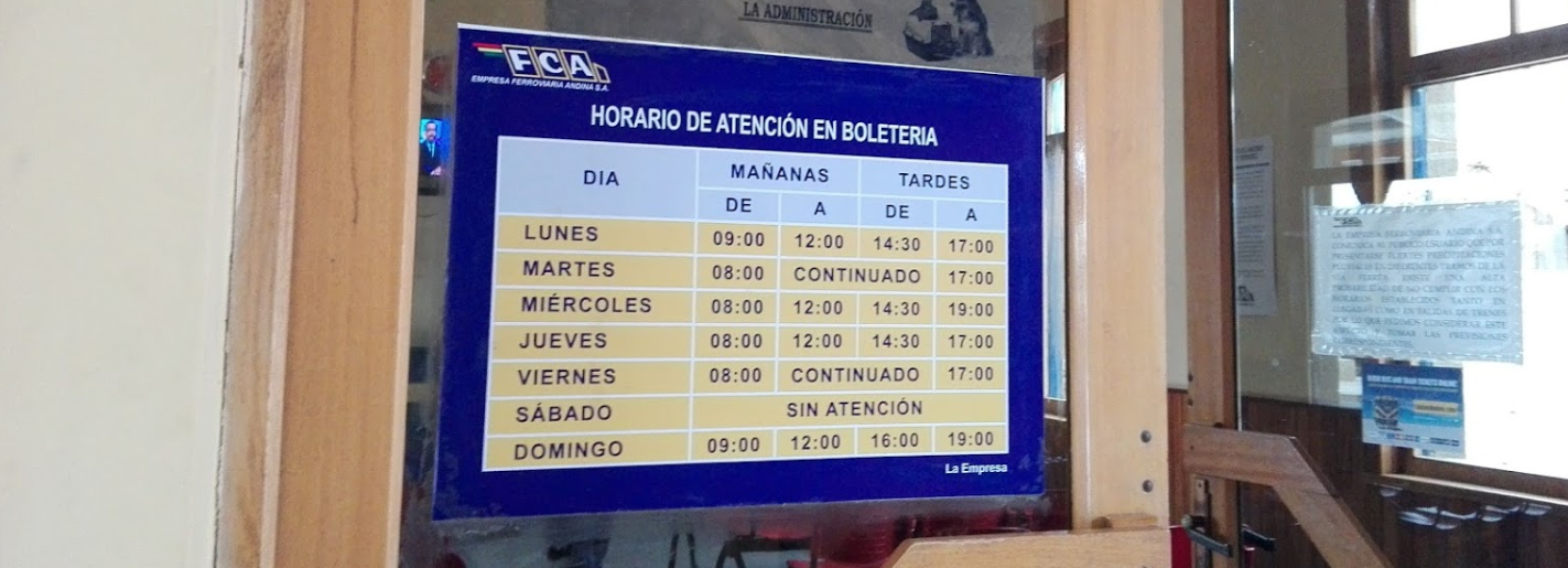 Foto del letrero del horario de atención de la oficina de Ferroviaria andinda de la estación de Oruro.