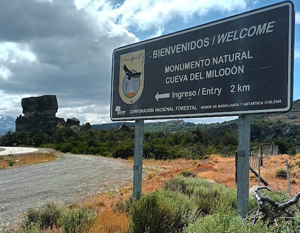 Letrero de Monumento Natural Cueva del Milodón