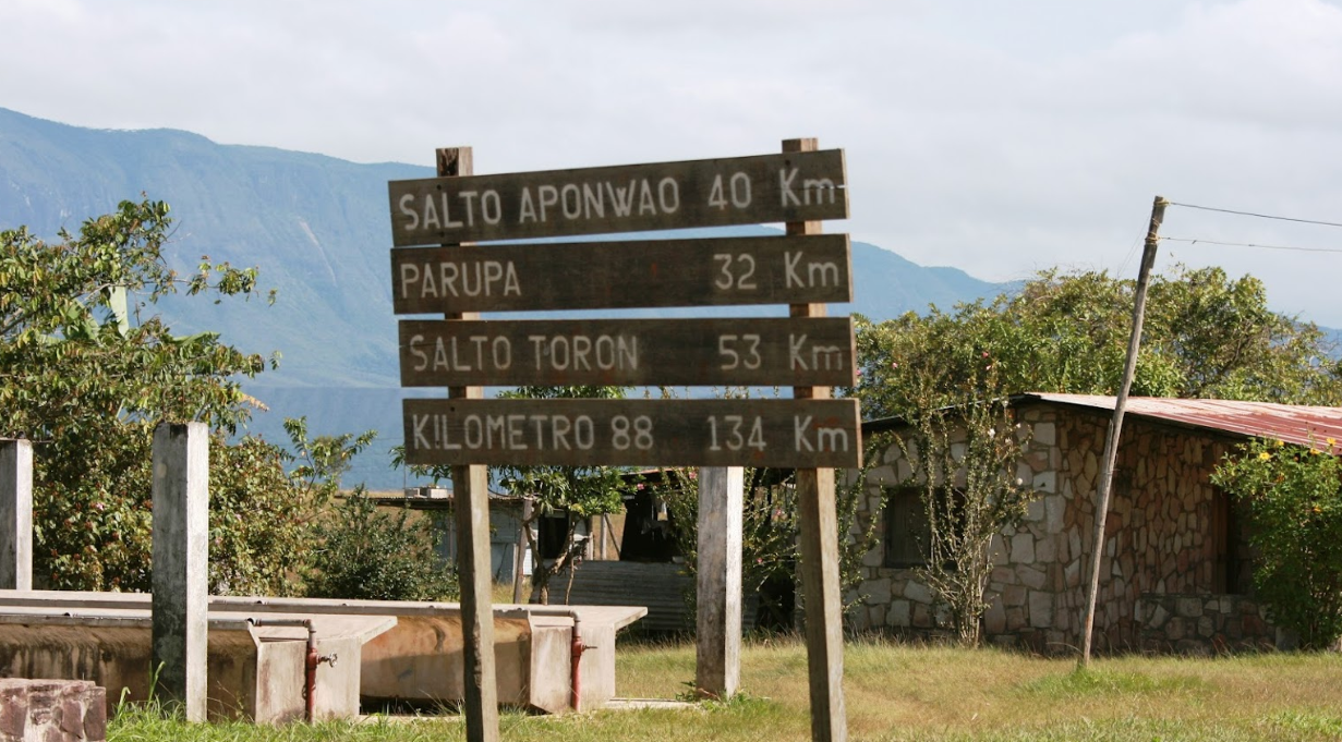 Letrero de indicaciones en Kanavayen