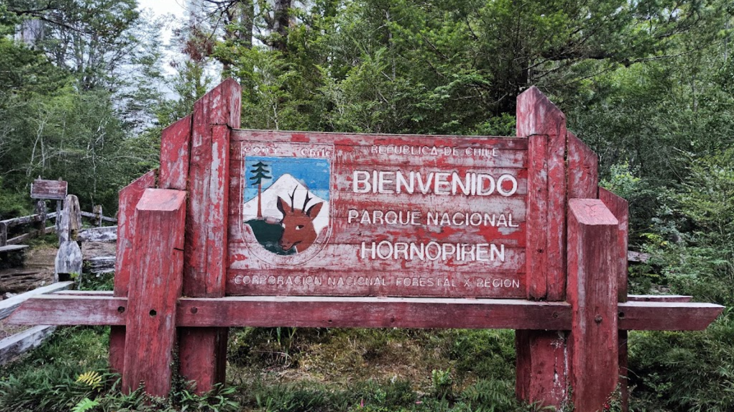 letrero bienvenida parque nacional hornopirén