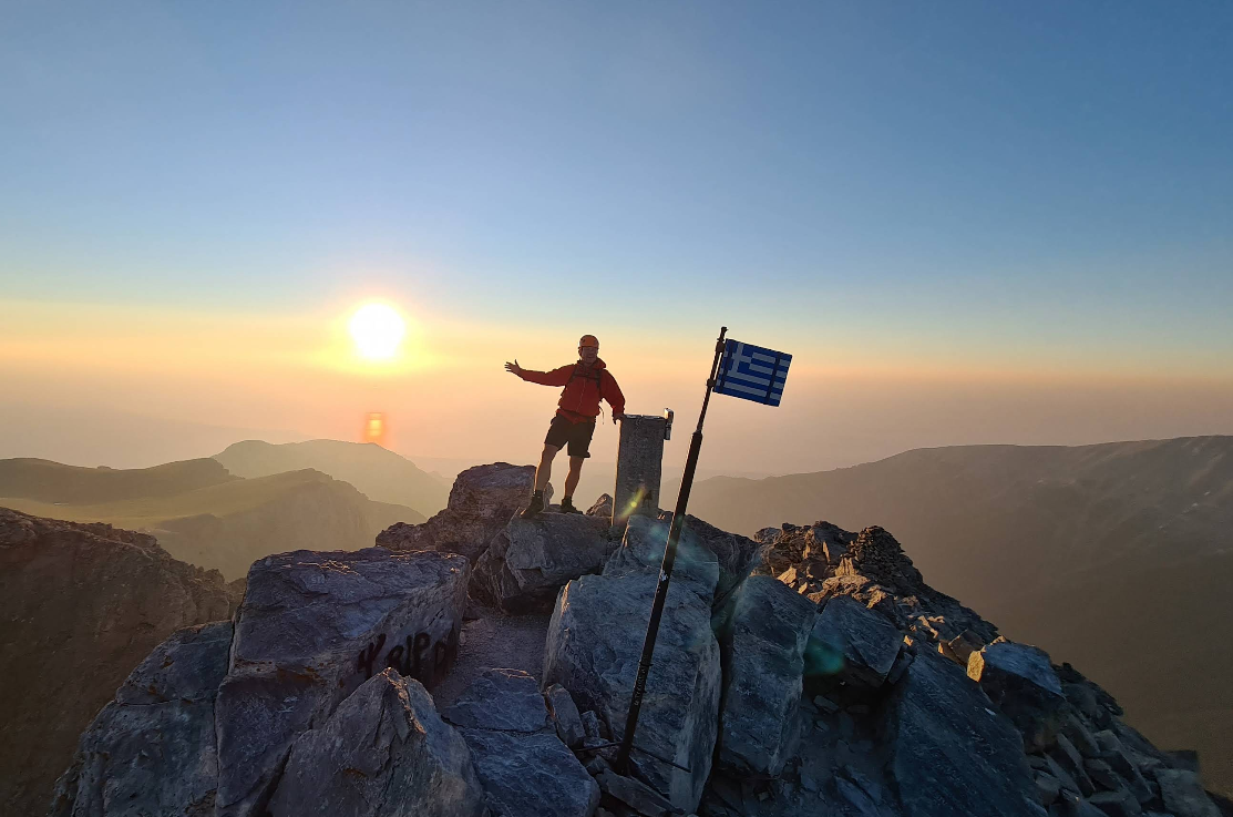 Escalador en la cima del pico mytikas