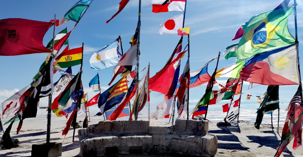 Plaza de las banderas en el salar